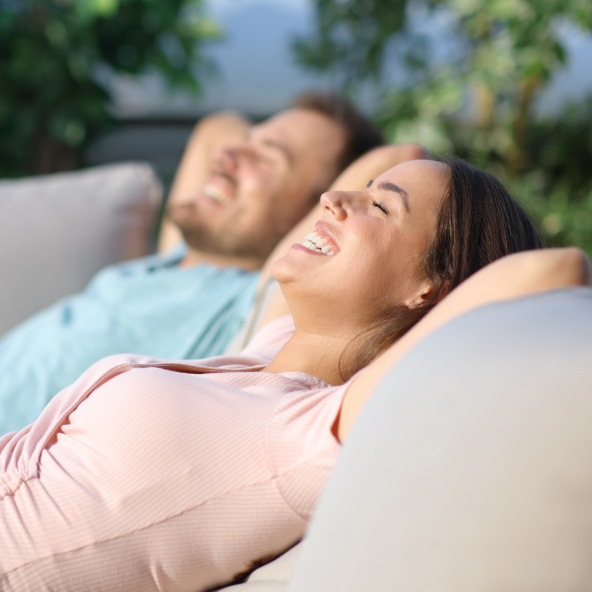 dwójka ludzi na kanapach, leżą uśmiechnięci