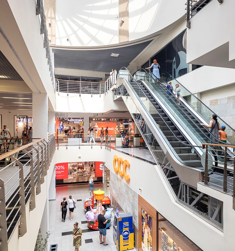 wnętrze galerii tęcza, najemcy, schody ruchome