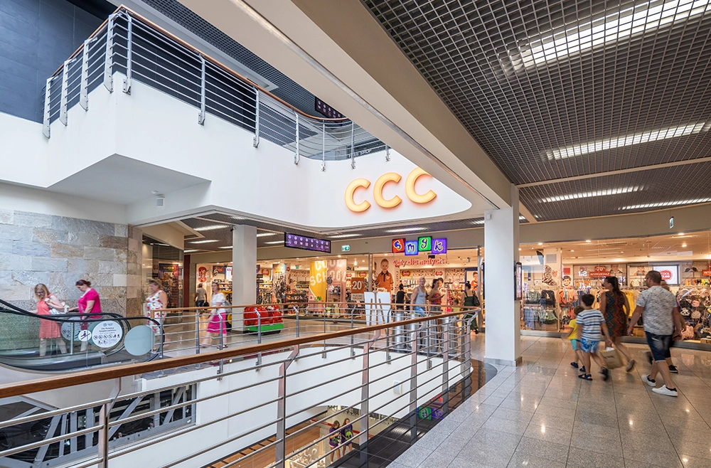 pasaż galerii tęcza z widokiem na ccc