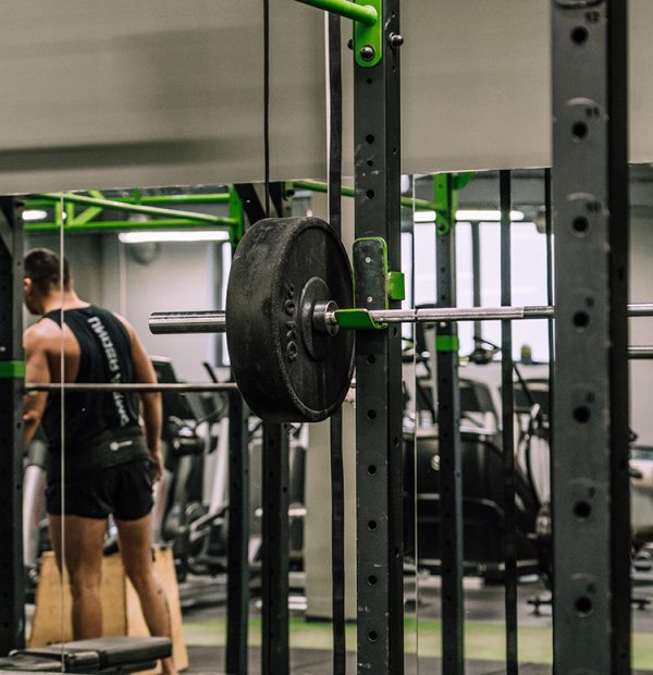sztanga z założonymi ciężarami do treningu - siłownia w galerii tęcza