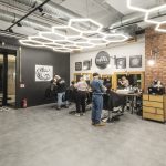 środek salonu fryzjerskiego hovel barber w galerii tęcza